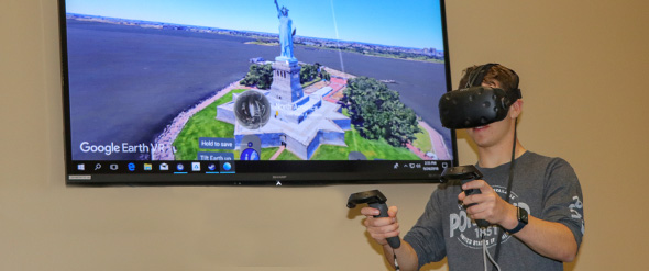 An SJU student explores the Statue of Liberty using Google Earth VR. 
