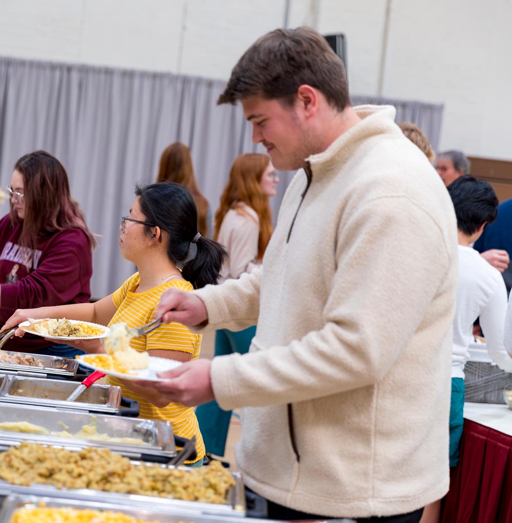 Students filling plates buffet style